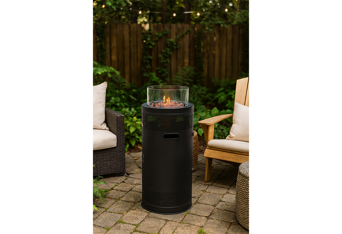 Απεικονίζεται η σόμπα σε εξωτερικό χώρο. Φαίνονται γλάστρες και ένας καναπές